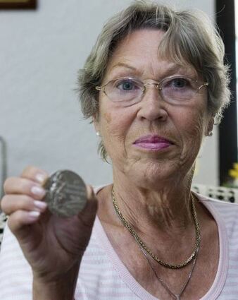 Helga Erny mit ihrer olympischen Silbermedaille aus Helsinki.