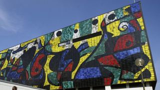 Farbenfroh und formenreich: Die Miró-Wand bedeckt die gesamte Südfront des Hack-Museums zur Kaiser-Wilhelm-Straße hin.
