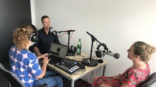 Kriminalhauptkommissar Jürgen Benz (l.) im Podcast-Studio mit Projektredakteurin Julia Wadle und Gerichtsreporterin Angela Boll (r.)