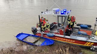 Die Feuerwehr Worms holt das Boot aus dem Wasser.