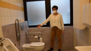 Die Inklusionsbeauftragte Karin Reichel im neuen barrierefreien WC im Rathaus – für die Betroffenen eine wichtige Erleichterung ihres Alltages.