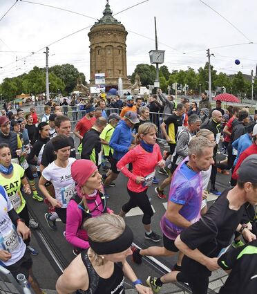 Ein buntes Treiben mit vielen tausend Läufern und Zuschauern – das macht den Mannheimer Dämmer-Marathon seit Jahren aus. An der Atmosphäre des Lauf-Festivals wollten die Veranstalter keinesfalls Abstriche machen.