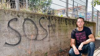 <p>Daniel Barchet ärgert sich über Müll vor der Baustelle an der Sickingerschule (links). Die Bilder rechts zeigen vollgestopfte Papierkörbe im Schillerpark.</p>