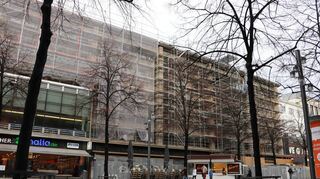 Noch eingerüstet und geschlossen, doch bis zum Herbst soll die dann umgebaute ÖVA-Passage in P 7 wieder öffnen.