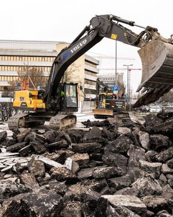 Der Asphalt neben dem BASF-Tor 5 wird bereits abgetragen.