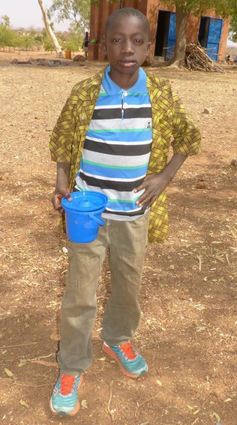 Vorfreude auf das Mittagessen: ein Schüler in Koudougou.