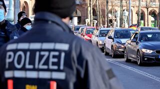 Mit einem Autokorso demonstrierten am Samstag Corona-Kritiker gegen die Maßnahmen der Regierung – unter Aufsicht der Polizei.