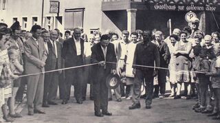 Das Bild zeigt die Einweihung der umgebauten Schmalen Seite 1959 oder 1960.