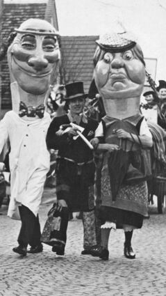 Mit Schwellköpfen unterwegs: eine Gruppe des FC Olympia beim Fasnachtsumzug 1950 oder 1951 in der Bürstädter Straße.