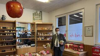 Landwirtschaftsminister Peter Hauk (CDU) im Hofladen des Obsthofes Schneider in Edingen.