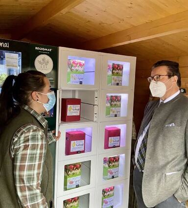 Bettina Izzo (l.) im Gespräch mit Minister Peter Hauk.