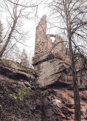 Der Felsen der Unterburg trägt die Reste eines Wohngebäudes und die Schildmauer von Breitenstein.