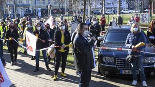 Elwis Capece, Geschäftsführer der NGG-Region Mannheim-Heidelberg, spricht vor dem Mannheimer Gewerkschaftshaus zu den K&U-Beschäftigten.