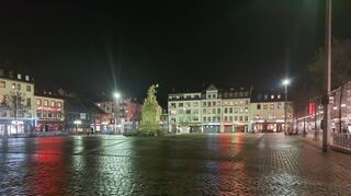 Trotz des Endes der Ausgangssperre blieben viele Plätze am Samstagabend leer. Einige Passanten – wie Jakob und Elisa Stemberg – nutzen jedoch die Öffnung für einen Abendspaziergang.