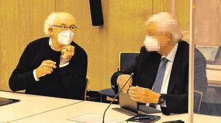 Vor der Verhandlung: der frühere Klinikum-Geschäftsführer Alfred Dänzer (r.) mit seinem Verteidiger Hans Ulrich Beust.