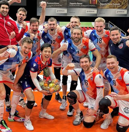 Die Frankfurter Volleyballer bejubeln ihren Halbfinal-Coup über Friedrichshafen.