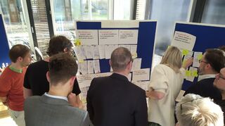 Workshop-Szene: Die in Gruppen gesammelten Ideen und Vorschläge werden mit allen besprochen.