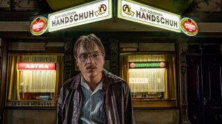 Jonas Dessler als Fritz Honka vor der titelgebenden Kaschemme in einer Szene des Spielfilms „Der Goldene Handschuh“. <a title="„Der Goldene Handschuh“ von Fatih Akin jetzt auf Netflix" href="https://mannheimer-morgen.de/kultur_artikel,-kultur-der-goldene-handschuh-von-fatih-akin-jetzt-auf-netflix-_arid,1761152.html">Hier lesen Sie, ob Sie sich die Zeit auf dem Sofa nehmen sollten ...</a>