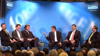 „MM“-Wahlforum vor der Bürgermeisterwahl 2005 in der Strahlenberger Halle (v. l.): Volker Arras (unabhängig), Hansjörg Höfer (Grüne), „MM“-Redakteur Konstantin Groß, Erwin Leuthe (SPD), Peter Rosenberger (CDU/FW/FDP), Karlheinz Würz (unabhängig). Wird eine solche Veranstaltung an diesem Ort auch 2021 möglich sein?