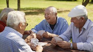 Spielen macht im Alter wieder genauso Spaß, wie als Kind. Vor allem hält es geistig auch fit und gesund.