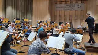 Bei der Arbeit an Antonín Dvoráks Sinfonie Nr. 7 d-Moll: mehr als 50 Musizierende der Staatsphilharmonie samt Chefdirigent Michael Francis ohne Masken.