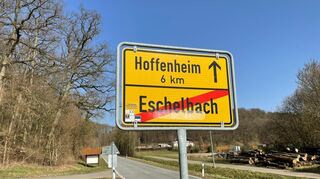 Ortschild nahe des Tatorts in Eschelbach.