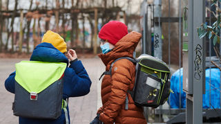 Kinder, die medizinische Masken tragen, an einer Schule in Berlin.