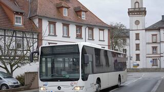 Der Kreis möchte die Buslinie 602, mit der Kinder und Jugendliche aus Hüttenfeld (unser Bild) und Neuschloß ins Lampertheimer Schulzentrum-West und zurück fahren, einstellen. Diese Idee stößt in der Spargelstadt auf großen Widerstand.