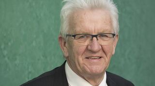 Winfried Kretschmann vor der Wahlkampfkulisse der Grünen-Geschäftsstelle in Stuttgart.