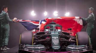 Lance Stroll (l.) und Sebastian Vettel enthüllen ihr neues Arbeitsgerät, den AMR21 von Aston Martin.