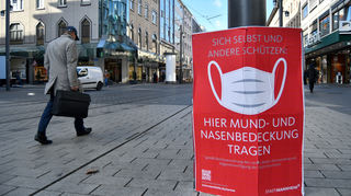 Die Planken in Mannheim mit dem Hinweisschild der Maskenpflicht.