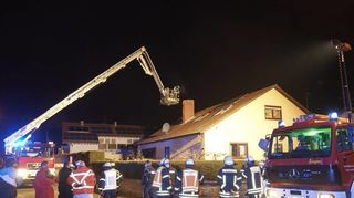 In der Theodor-Heuss-Straße sind Einsatzkräfte der Feuerwehren Bürstadt und Groß-Rohrheim im Einsatz. Zu Schaden kommt zum Glück niemand.