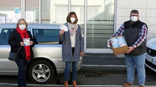 Tafel-Koordinatorin Ute Weber-Schäfer (Mitte) erhält von Sigrid Breyer (l.) und Erik Schiffner 260 einzeln verpackte FFP2-Masken als Spende.