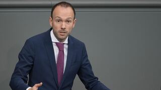 Die Staatsanwaltschaft Mannheim hat aufgrund der Presseberichte wegen Provisionen im Zusammenhang mit dem Bezug von Schutzmasken einen Überprüfungsvorgang gegen den Mannheimer CDU-Bundestagsabgeordneten Nikolas Löbel eingeleitet.