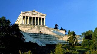 Hoch über die Donau erhebt sich die Walhalla.
