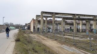 Die alten Betonstele sind Reste von Bahnbetriebshallen. Nun soll hier ein neues Zentrum entstehen, das Arbeiten, Kultur und Freizeit verbindet.