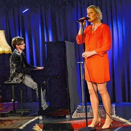 Pianokabarettist Daniel Helfrich begleitet Sängerin Susan Horn.