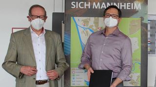 Nach der Vertragsunterzeichnung im Collini-Center: Bürgermeister Ralf Eisenhauer (M.) mit Bernhard Erbacher (l.) und Wilfried Pfliegensdörfer vom SV.