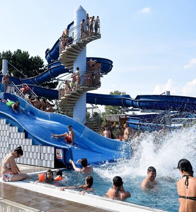 So voll wie auf diesem Bild wird es im Freibad am Willersinnweiher in dieser Saison nicht zugehen. Dafür bleibt die Anlage fünf Monate lang geöffnet.