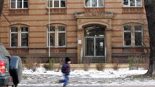 An einigen Schulen dürfen die Schüler im Gebäude und auf dem Hof nur Deutsch sprechen. Wie an der Herbert Hoover Realschule in Berlin, wo rund 90 Prozent der Schüler eine andere Muttersprache haben. Olga Grjasnowa kritisiert diese Regelung.