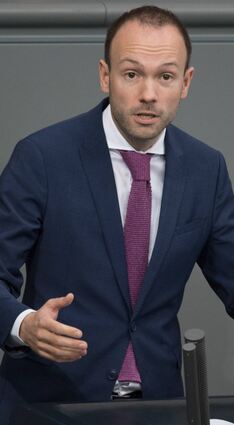 Das ehemalige CDU-Mitglied Nikolas Löbel spricht bei einer Plenarsitzung des Deutschen Bundestages.