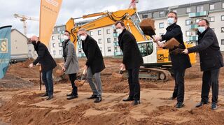 Erster Spatenstich für das E-Hochhaus auf dem Franklin-Areal (v.l.): Achim Judt (MWSP), Baubürgermeister Ralf Eisenhauer, Mannheims Oberbürgermeister Peter Kurz, GBG-Geschäftsführer Karl-Heinz Frings, Architekt Martin Teigeler (Albert Speer + Partner) und Karlheinz Heffner (Diringer&amp;Scheidel).