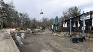Leergepumpt und von Schlamm befreit: die Seerosenbecken am Pflanzenschauhaus werden derzeit saniert und sind wohl noch bis Juni eine Baustelle.
