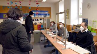 Landtwagswahl in Schriesheim: Ehrenamtlich Wahlhelfer wie hier in der Strahlenberger Grundschule tragen ebenso Masken wie die Wähler.