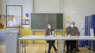 Stimmabgabe hinter Plexiglas, mit Abstand, Mundschutz und Desinfektionsmitteln: Unser Bild zeigt ein Wahllokal in der Landhausschule in der Weststadt.