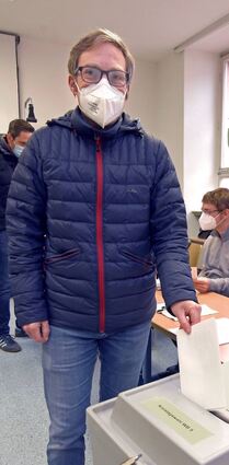Sebastian Cuny im Wahllokal in Schriesheim: Am Ende hatte er genügend Stimmen, um den Sprung ins Stuttgarter Parlament zu schaffen.