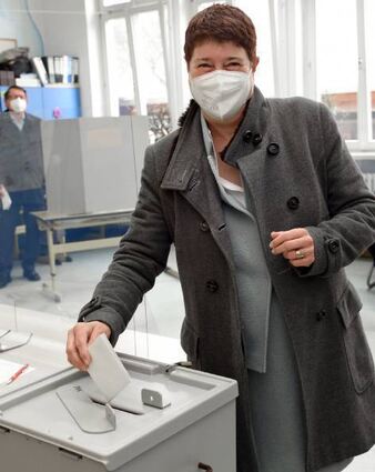 Julia Philippi (CDU) bei der Stimmabgabe in Dossenheim.