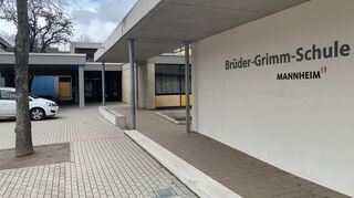 Über dieses Vordach liefen die Täter zum Grundschul-Hauptgebäude im Hintergrund.