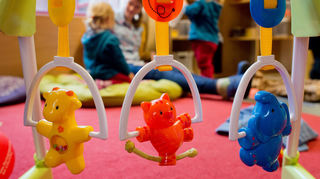 Kinderspielzeug hängt in einer Kindertagesstätte.