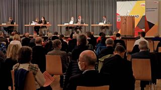 Die Nominierung von Nikolas Löbel als Bundestagskandidat im vergangenen Oktober. Bürgermeister Michael Grötsch (Zweiter von rechts auf dem Podium) war damals Sitzungsleiter.